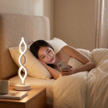 Lampe a poser design blanche femme chambre