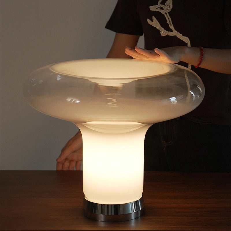 Lampe champignon femme main