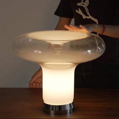 Lampe champignon femme main