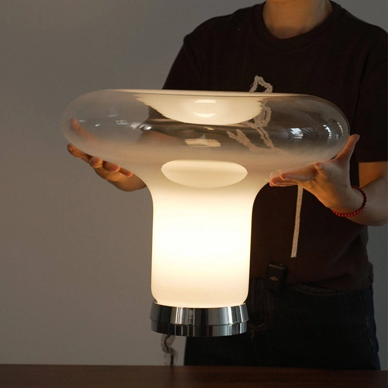 Lampe champignon femme tient