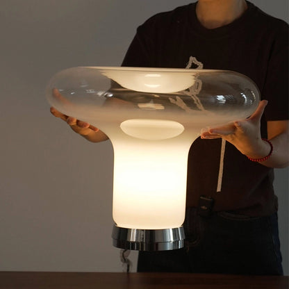 Lampe champignon femme tient