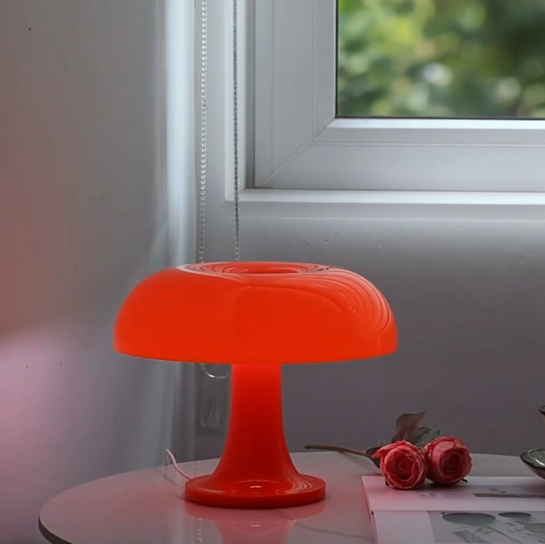 Lampe champignon orange fenêtre