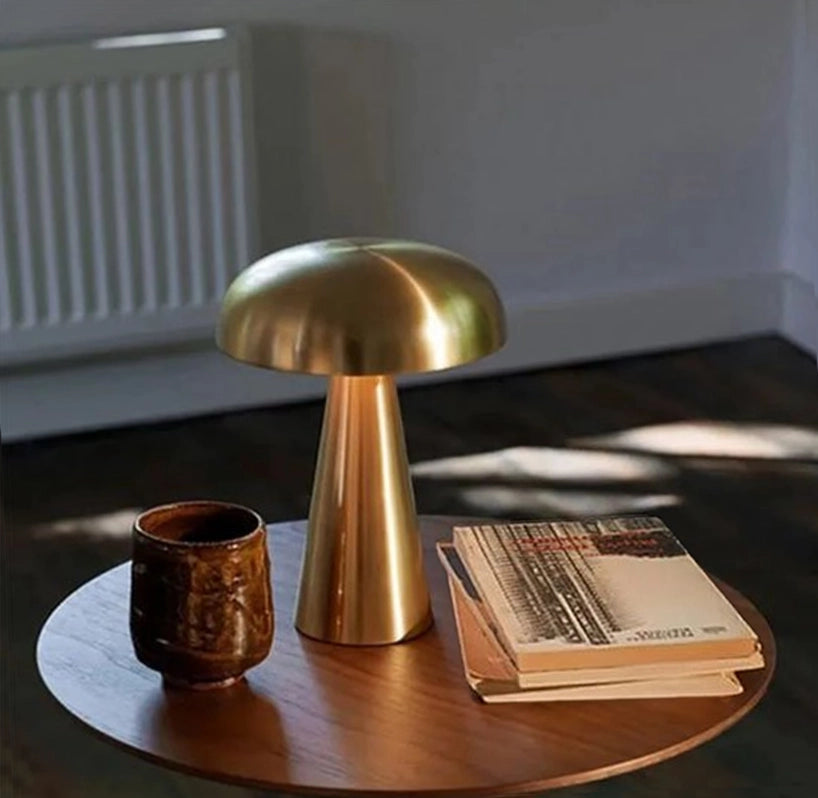 Lampe champignon table livres tasse