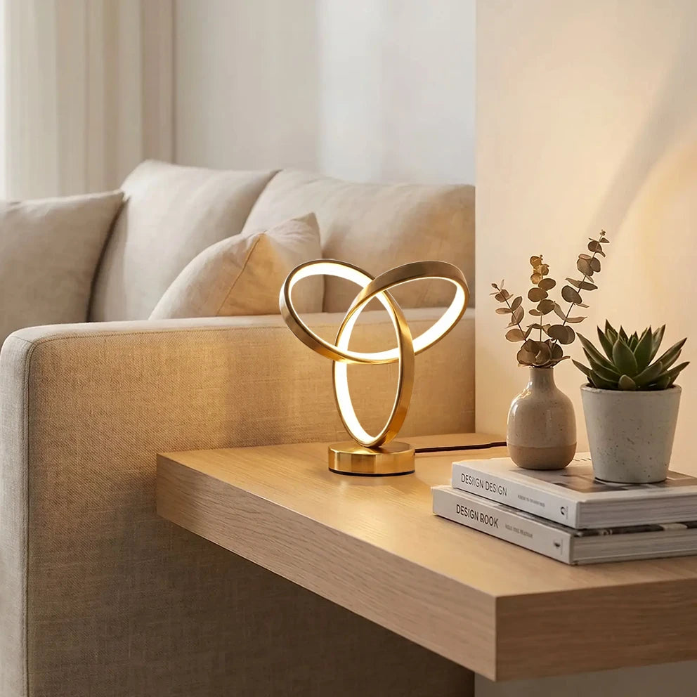 lampe à poser or canapé salon