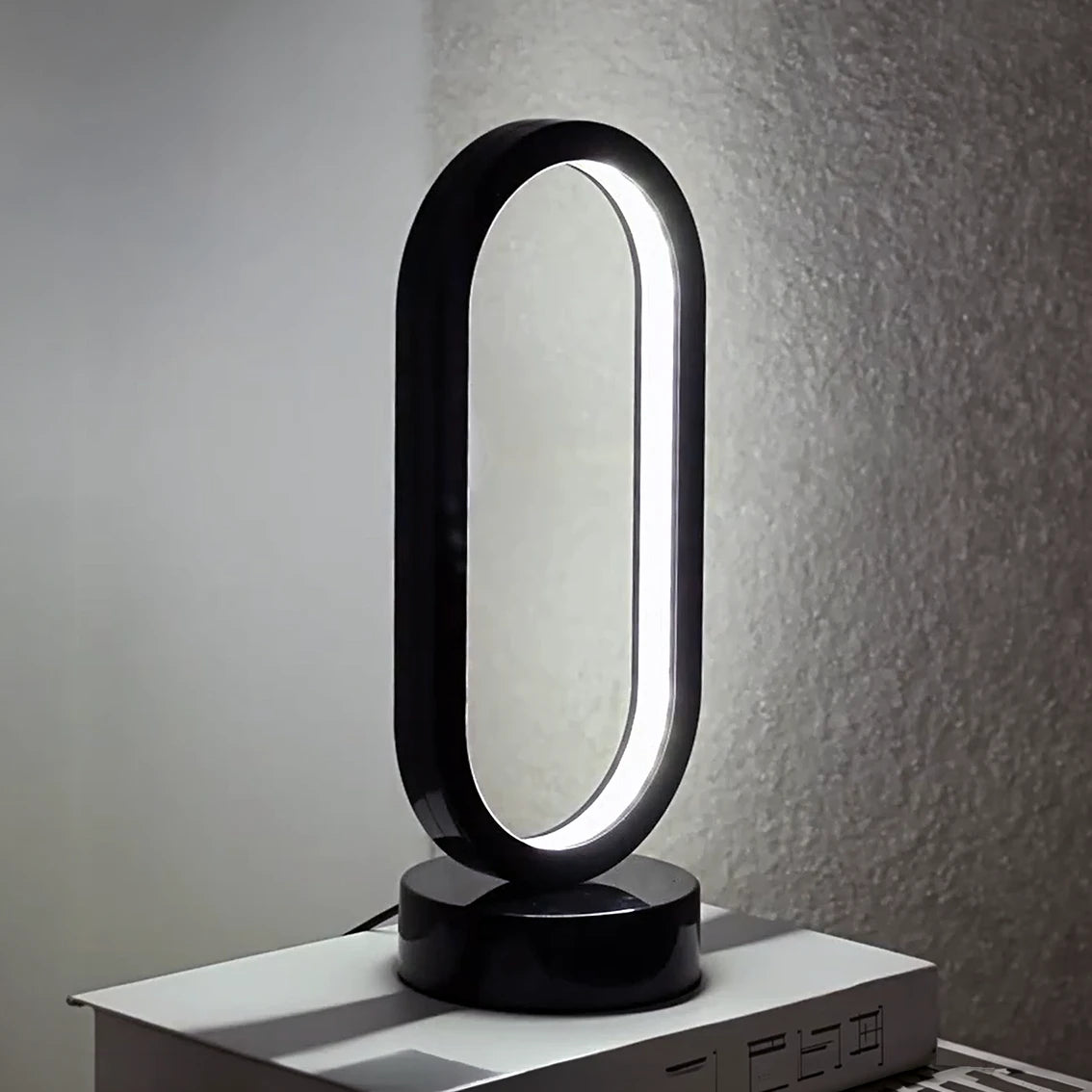lampe à poser ovale mur gris