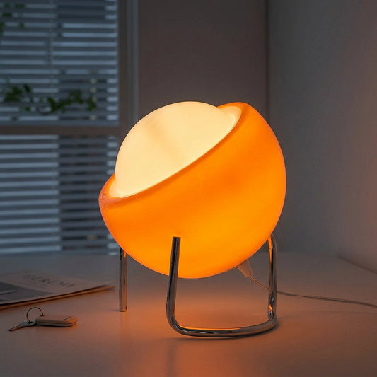 lampe en verre orange allumée stores soir