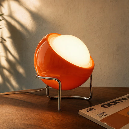 lampe en verre orange allumée table soir
